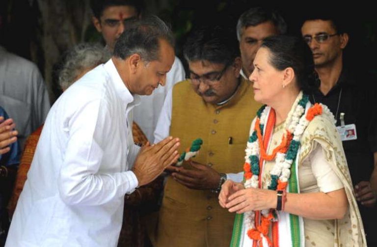 राजस्थान सरकार ने स्वीकारा, कॉन्ग्रेस के नहीं बल्कि अपने खर्चे पर रेल यात्रा कर रहे हैं मजदूर