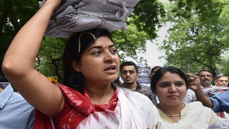 मोदी-योगी को बताया ‘नपुंसक’, स्मृति ईरानी को कहा ‘दोगली’: अलका लाम्बा की गिरफ्तारी की उठी माँग