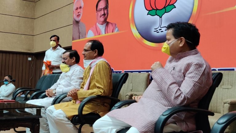 200 कॉन्ग्रेस नेता BJP में शामिल, शिवराज ने कहा- कमलनाथ सरकार ने 15 माह में किए हज़ारों करोड़ के घोटाले