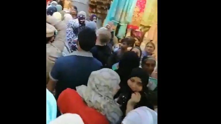 ईद पर सारी अपील बेअसर: मुंबई में हजारों की संख्या में खरीददारी के लिए निकले समुदाय विशेष के लोग, बेबस देखती रही पुलिस