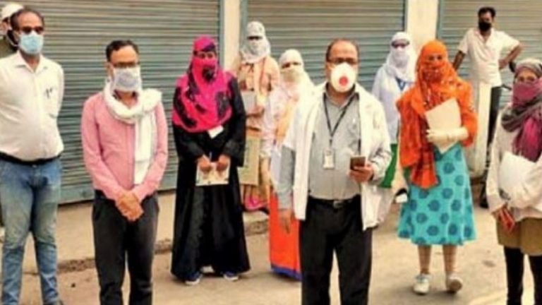भोपाल में कोरोना सर्वे टीम से बदसलूकी, हाथों में पत्थर लेकर खदेड़ा: मस्जिद से ऐलान के बाद माने लोग