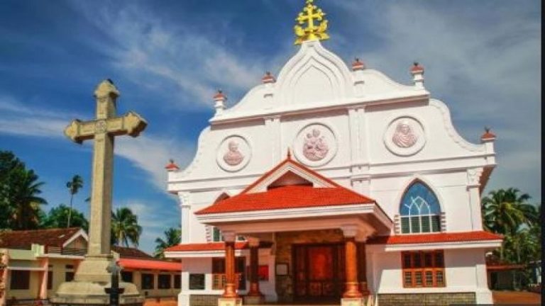 केरल: लॉकडाउन में चर्च बंद, अंदर शादीशुदा महिला के साथ आपत्तिजनक हालत में मिला पादरी