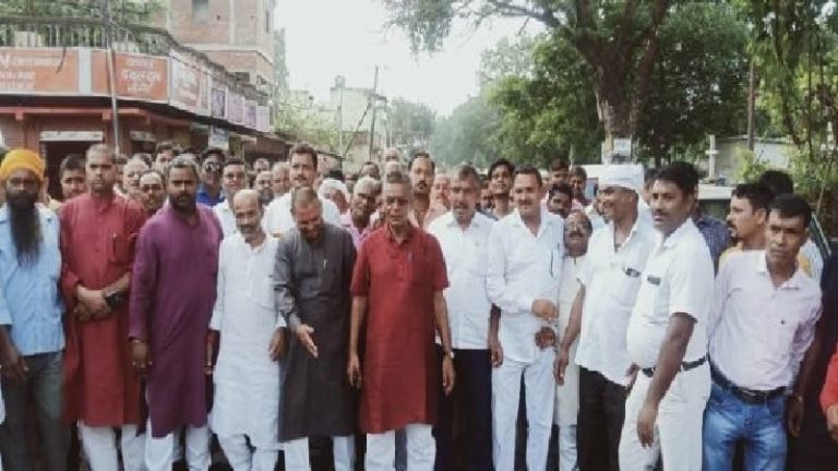 मुझे प्रणाम करो, मैं VIP हूँ: कॉन्ग्रेस विधायक उमाशंकर अकेला ने अधिकारी से की बदसलूकी, मास्क नोचवाया