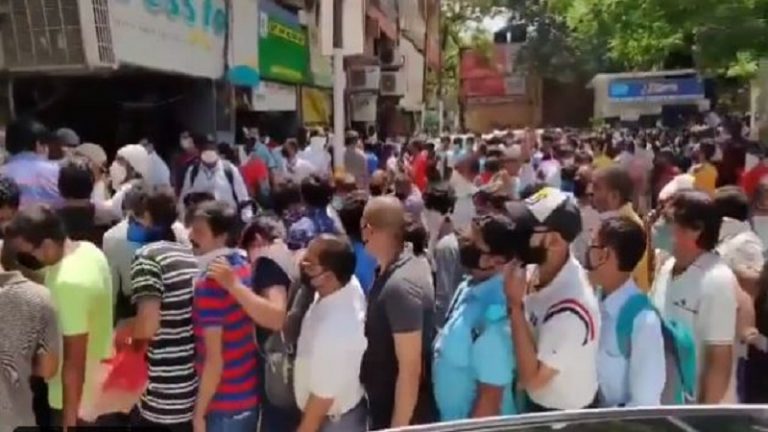 शराब के लिए हंगामा: सोशल डिस्टेंसिंग की उड़ी धज्जियाँ तो दिल्ली सरकार ने दुकानों को बंद कराने के दिए आदेश