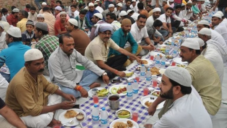 रॉंची: लॉकडाउन के बावजूद अनवर खान के घर इफ्तार, रोकने पहुँची पुलिस पर पथराव