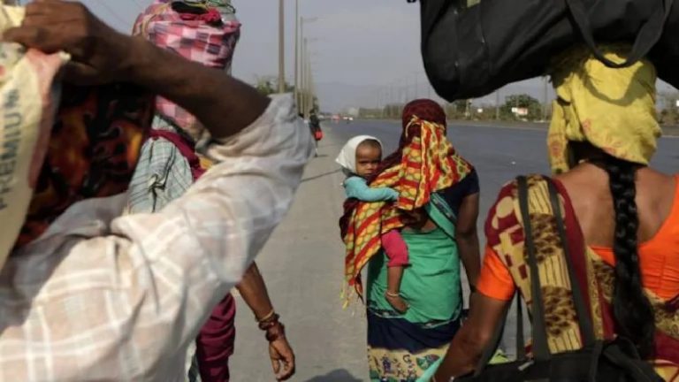 गुजरात से आए मजदूरों के लिए नहीं कॉन्ग्रेस की बस: राजस्थान में पैदल चलने को मजबूर, जत्थे में गर्भवती महिला भी