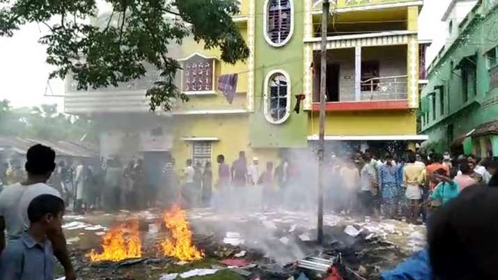 पश्चिम बंगाल: कम और घटिया राशन दे रहा था डीलर हलीम शेख, लोगों ने घर घेरा, ममता बनर्जी के खिलाफ लगे नारे