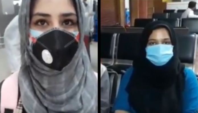बांग्लादेश से श्रीनगर लौटने वाली छात्राएँ