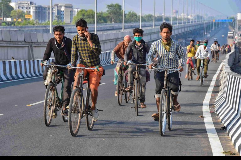 मनोज और 15 साथी साइकल से निकले बिहार: गेहूँ काटकर कमाए चंद पैसे, मदद में फेल रही केजरीवाल सरकार