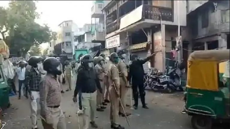अहमदाबाद के शाहपुर में पुलिस पर पथराव, रेड जोन में रमजान के दौरान सड़क पर जमा हो गए थे लोग