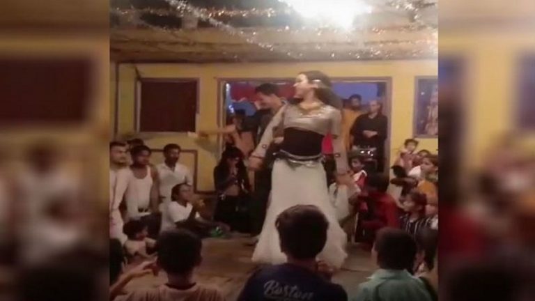 अलीगढ़: बसपा नेता मोहम्मद जाहिद के बेटे के निकाह में नाचीं बार बालाएँ, हॉटस्पॉट में सोशल डिस्टेंसिंग की उड़ी धज्जियॉं