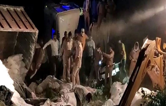 औरैया हादसे में राजस्थान पुलिस पर गंभीर आरोप: बच गए मजदूरों ने कहा- ‘हमें जबरन बिठाया था चूने से लदे ट्रक में’