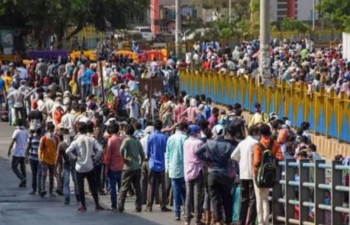 अफवाहों ने एक बार फिर बांद्रा पर इकट्ठा की हजारों मजदूरों की भीड़, सोशल डिस्टेंसिंग की उड़ी धज्जियाँ