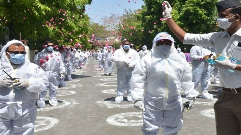 भोपाल: RSS ने नगर निगम के कोरोना कर्मवीरों को 200 PPE किट और सुरक्षा उपकरण बाँटे, उन पर बरसाए फूल