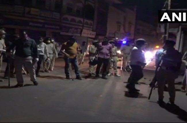 असम और गोधरा में पुलिस पर पथराव