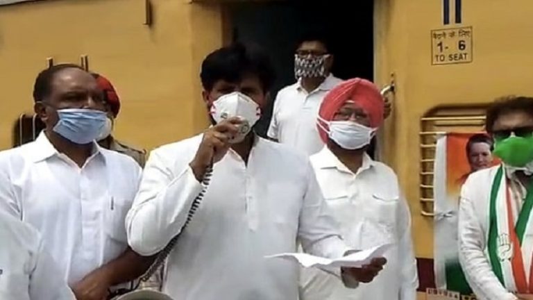 रेलवे स्टेशन पहुँच कॉन्ग्रेस विधायक ने किया प्रचार, मजदूरों को पर्चा थमा कहा- सोनिया गाँधी ने खरीदा है आपका टिकट