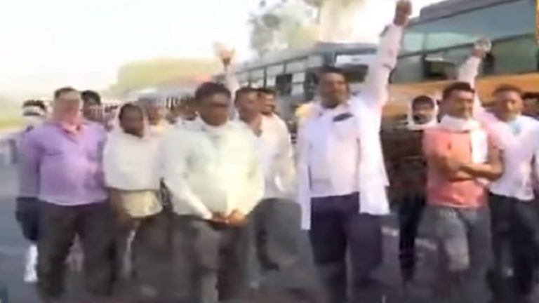 हमें क्यों मारा जा रहा, हमारे बच्चे नहीं हैं क्या: बस ड्राइवरों ने कॉन्ग्रेस के खिलाफ राजस्थान सीमा पर लगाए नारे