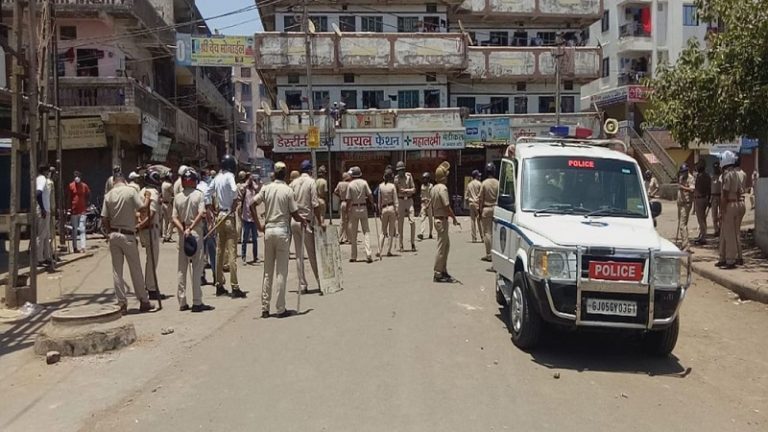 गुजरातः रेड जोन में लगे बैरियर हटाने से रोका तो पुलिसकर्मियों पर किया पथराव, 68 लोग गिरफ्तार