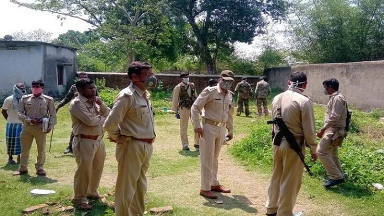 बोकारो और बहराइच की मस्जिद में जुटे नमाजी: पुलिस पर हमला, महिलाओं ने भी बरसाए पत्थर