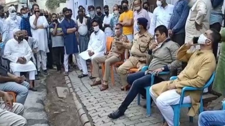 कानपुर: कोरोना हॉटस्पॉट में सपा MLA इरफान सोलंकी ने लगाया मजमा, देखें Video