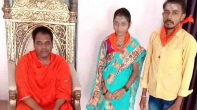 कर्नाटक: प्रेम विवाह के बाद लिंगायत बनी मुस्लिम युवती, शिवाबसवा स्वामीजी से ली दीक्षा