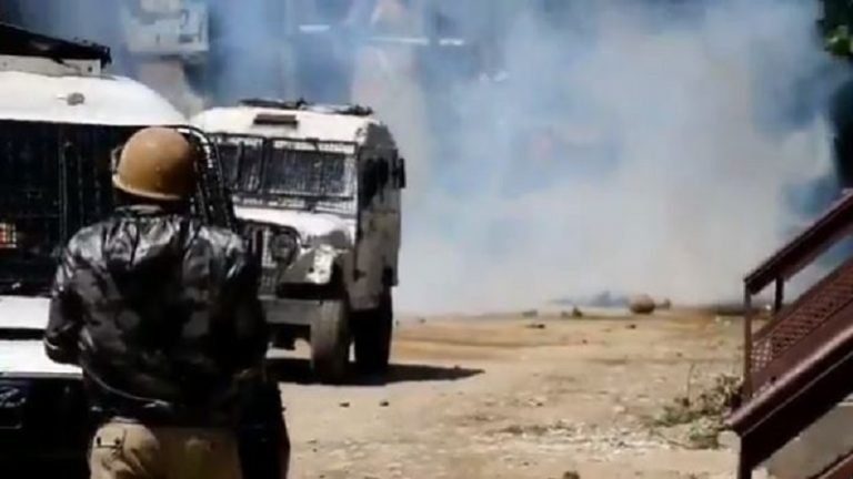 J&K: जुमे पर नमाज के लिए पुलवामा में सड़क पर उतरे लोग, सुरक्षा बलों पर किया पथराव