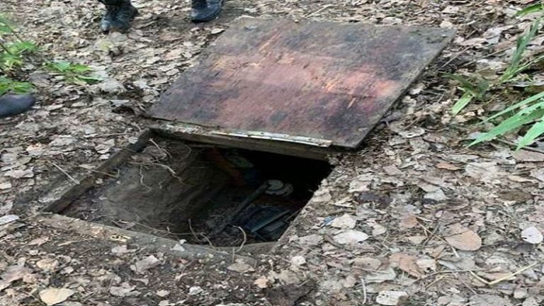 पुलवामा में नायब तहसीलदार नजीर अहमद वानी के घर में बने आतंकी ठिकाने को सेना ने किया ध्वस्त, मामला दर्ज