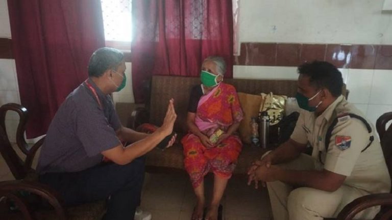 मुंबई में बेटे ने बुजुर्ग माँ को पीटकर घर से निकाला, रेलवे अधिकारियों ने छोटे बेटे के पास दिल्ली भेजने की व्यवस्था की