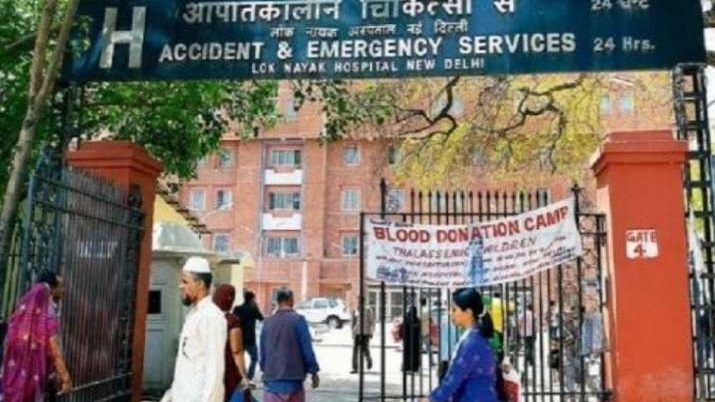 कोरोना से बेहाल दिल्ली के LNJP अस्पताल का हाल: जमीन पर नंगी पड़ी लाश, बेहोश पड़े मरीज, देखें वीडियो