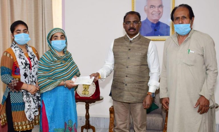J&K प्रशासन ने सरपंच अजय पंडिता के परिवार को दी ₹20 लाख की अनुग्रह राशि, 14 जून को देशभर में प्रदर्शन की अपील
