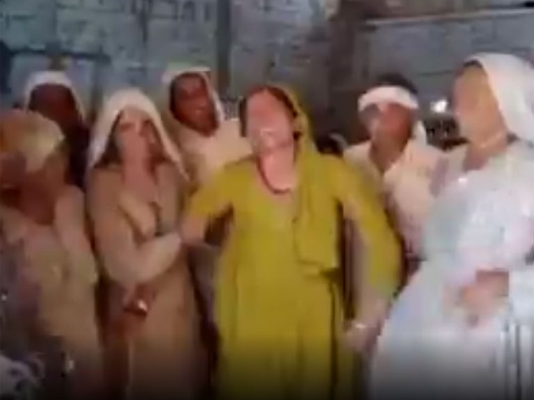 ‘इस्लामी देश में पैदा होना एक अभिशाप’ – अपहरण कर ली गई 14 वर्षीय हिंदू लड़की की माँ ने रोते-रोते कहा