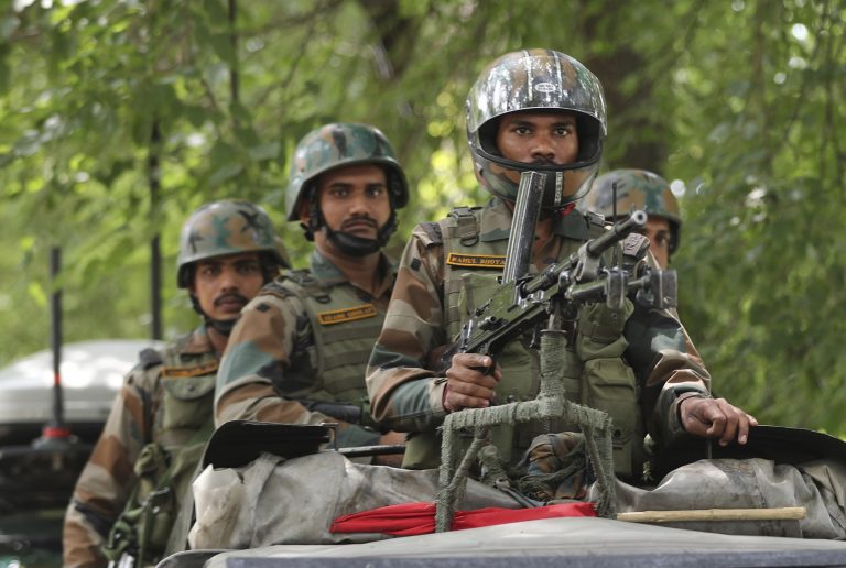 भारत-चीन के बीच बिना गोली-बारूद के हुई खूनी झड़प, रक्षा मंत्री ने की CDS और विदेश मंत्री के साथ बैठक