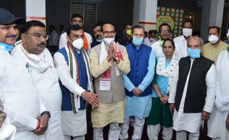 कॉन्ग्रेस की बैठक छोड़ इन ‘खास’ विधायकों ने किया बीजेपी दफ्तर में डिनर: MP राज्यसभा चुनाव में तेज हुई सियासी हलचल