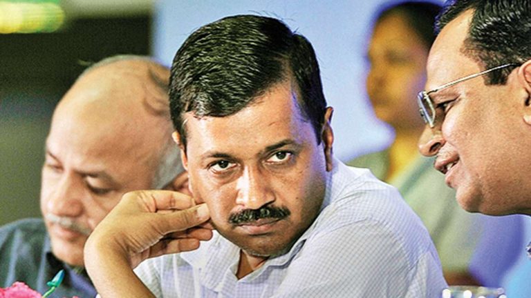 ‘बाल कटा लो’ में बिजी केजरीवाल, इन 10 परिवारों को हॉस्पिटल नहीं मिला, जवाब कौन देगा