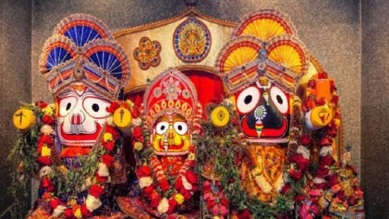 महाप्रभु जगन्नाथ, बलभद्र और सुभद्रा चल पड़े: देखें रथयात्रा की मनमोहक तस्वीरें