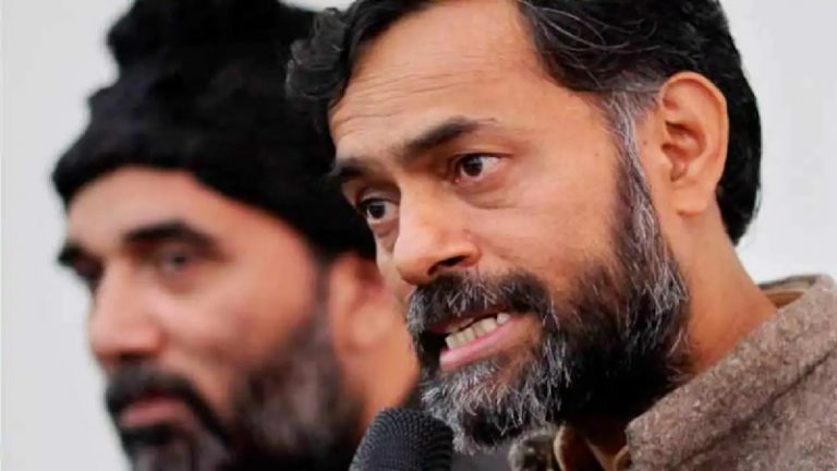 आज दुग्गल साहब कोरोना विशेषज्ञ बने हैं: योगेन्द्र यादव के अनुसार देश में 15 करोड़ संक्रमित हो चुके होंगे