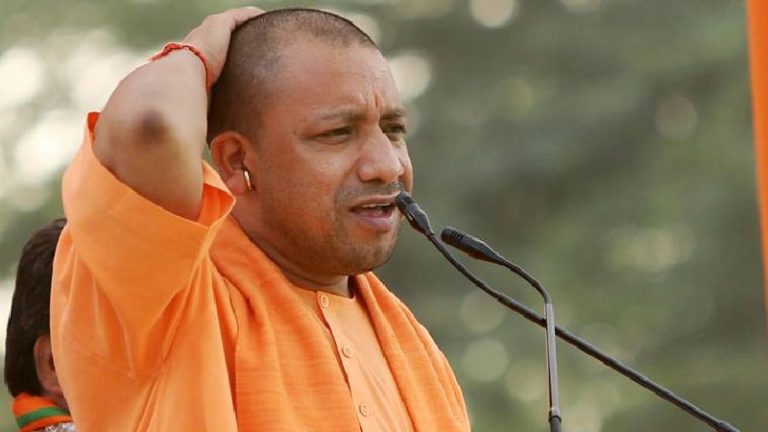 किसानों की सब्जियों को गाड़ी से रौंदने वाला दरोगा सस्पेंड: CM योगी ने आरोपित के वेतन से दिलवाया पीड़ितों को मुआवजा