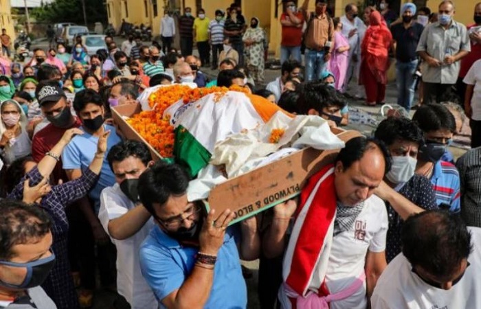 अजय पंडिता की हत्या के बाद फिर कश्मीरी पंडितों का पलायन, 50 से ज्यादा हिंदू पंच-सरपंचों के कश्मीर छोड़ने का दावा