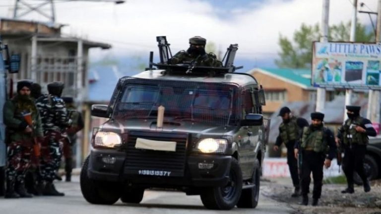 J&K: कुलगाम में सुरक्षाबलों-आतंकियों के बीच हुई मुठभेड़ में एक आतंकी ढेर, कई और के छिपे होने की खबर