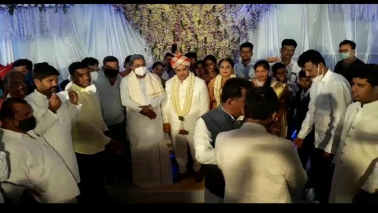 कॉन्ग्रेस नेता के बेटे की शादी, सोशल डिस्टेंसिंग चूल्हे में… लोग पूछ रहे – नियम सिर्फ जनता के लिए?