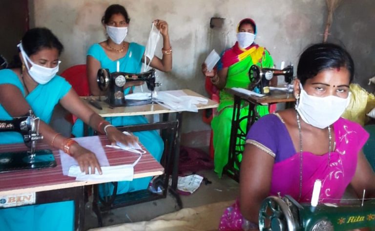 पाकिस्तान से आई हिंदू महिलाओं ने ढूँढा रोजगार, 3 लेयर मास्क तैयार करके कोरोना काल में भर रहीं परिवार का पेट