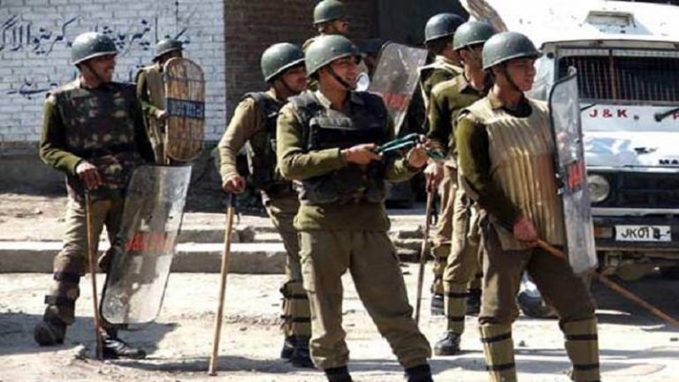 J&K: अनंतनाग में आदिल मकबूल वानी के घर से मिले 24 किलोग्राम अवैध विस्फोटक, 4 गिरफ्तार