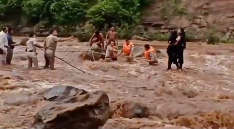 परफेक्ट सेल्फी क्रेज बना जान का दुश्मन: तेज उफनती नदी के बीच फँसी दो लड़कियाँ, देखें वीडियो