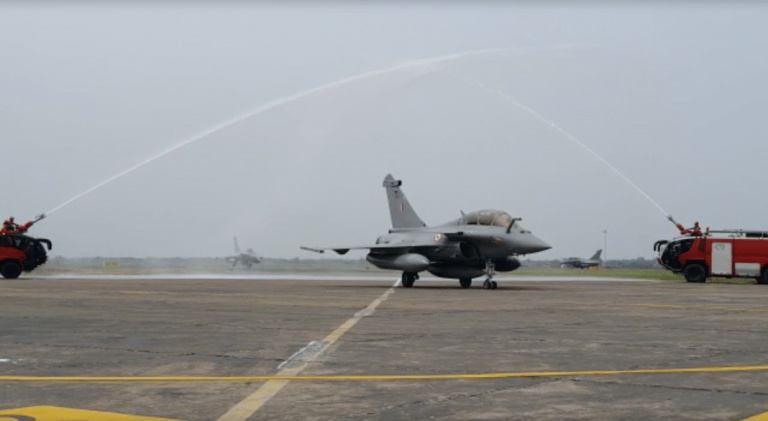 रक्षा मंत्री ने कहा- ‘बर्ड्स सुरक्षित उतर गए’ तो PM मोदी ने संस्कृत के मन्त्रों से राष्ट्र रक्षा के प्रण को दोहराया, शेयर किए वीडियो