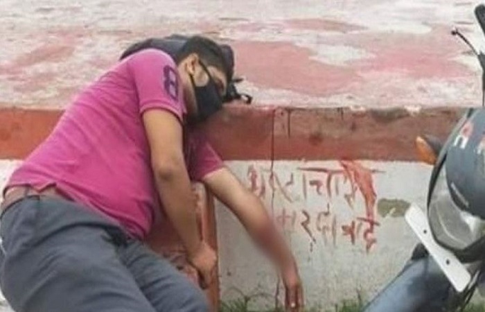 हाथ-गला काटकर खून से लिखा ‘भ्रष्टाचार मुर्दाबाद’: 5 साल से वेतन न मिलने पर सीतामढ़ी के शिक्षक ने किया आत्महत्या का प्रयास