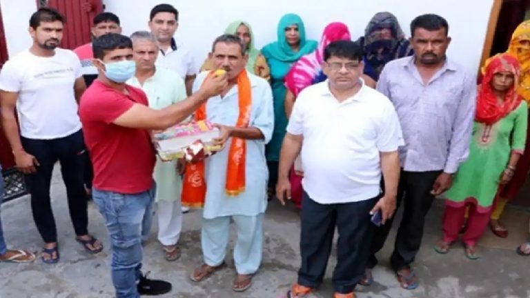 7 मुस्लिम परिवारों ने स्वेच्छा से अपनाया हिंदू धर्म: दिल्ली पुलिस के सब-इंस्पेक्टर (रिटायर्ड) भी शामिल