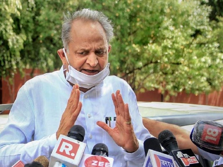 जनता अगर राजभवन को घेरगी तो हमारी जिम्मेदारी नहीं होगी: धमकी पर उतरे CM गहलोत