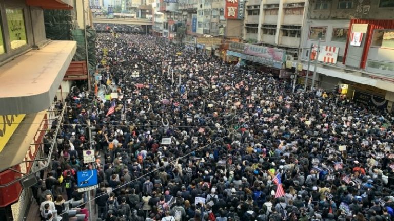 अपने ही घर में घिरा चीन: हॉन्गकॉन्ग में सड़क पर उतरे आक्रोशित लोग, नया कानून बना तानाशाही पर उतरा चीन