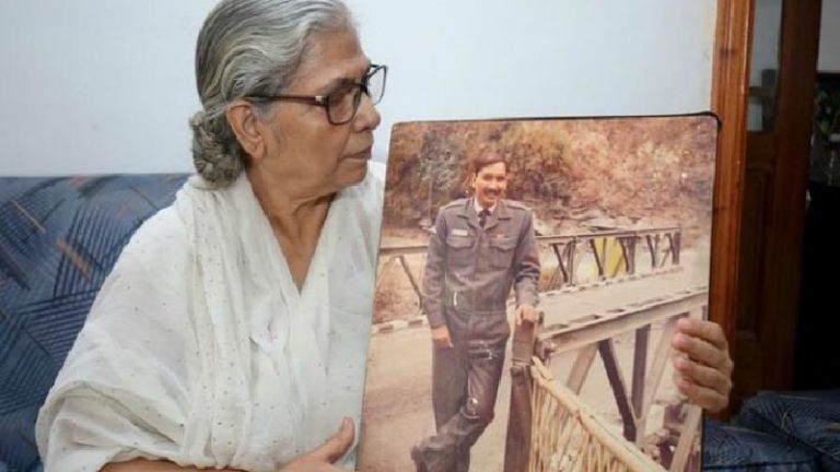 टुकड़े-टुकड़े गैंग से कुत्ते अच्छे, देशद्रोह में तुंरत हो सजा: बलिदानी जवान की पत्नी ने JNU स्कॉलर को लताड़ा