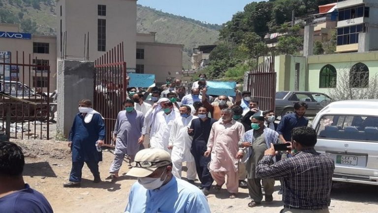 POK में चीन के खिलाफ हल्ला बोल: अवैध कब्जा कर डैम बनाने के खिलाफ सड़क पर उतरे लोग, Pak को भी पड़ी गाली